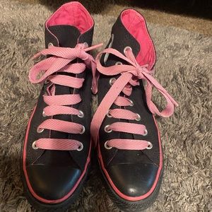 Size 7 Converse tennis shoes